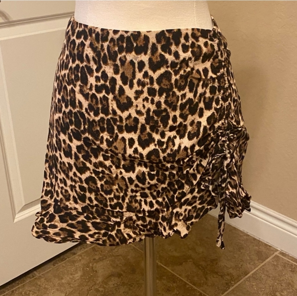 DONATING SOON 10/16 LAST CALL Leopard print ruffle cinch skirt